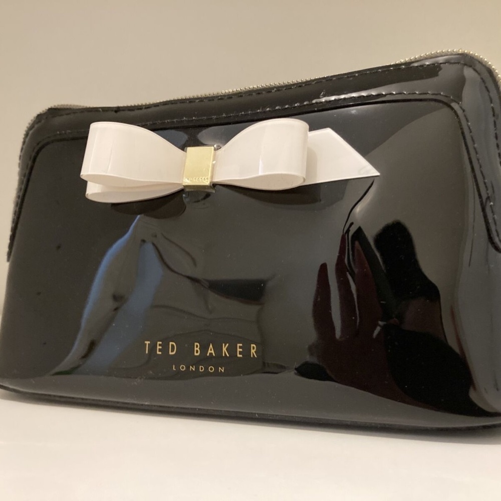 (NWOT) Ted Baker London black Calgary’s bag
Beauty bag